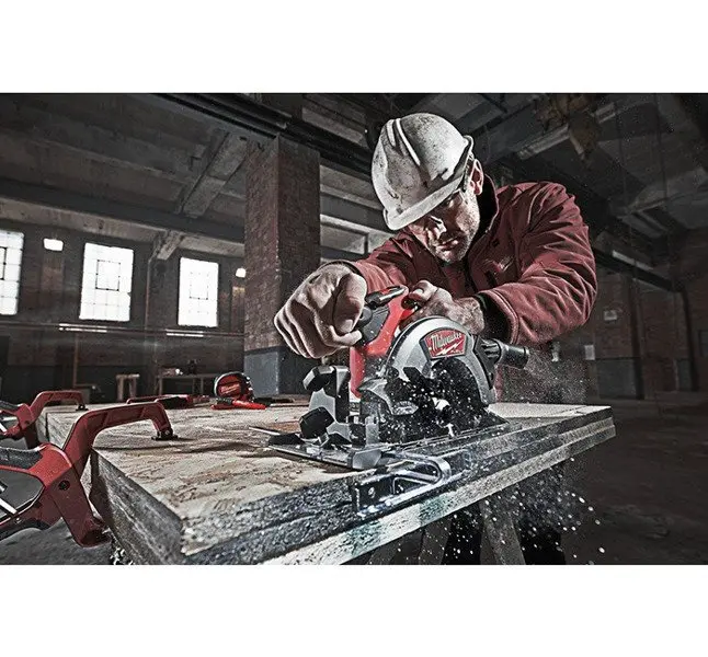 pol_pl_Pilarka-tarczowa-MILWAUKEE-M18-CCS55-902X-583_2.webp
