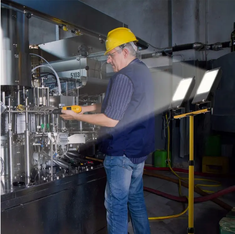 Zestaw-naswietlacz-LED-2x50W-ze-statywem---barwa-zimna (2).webp